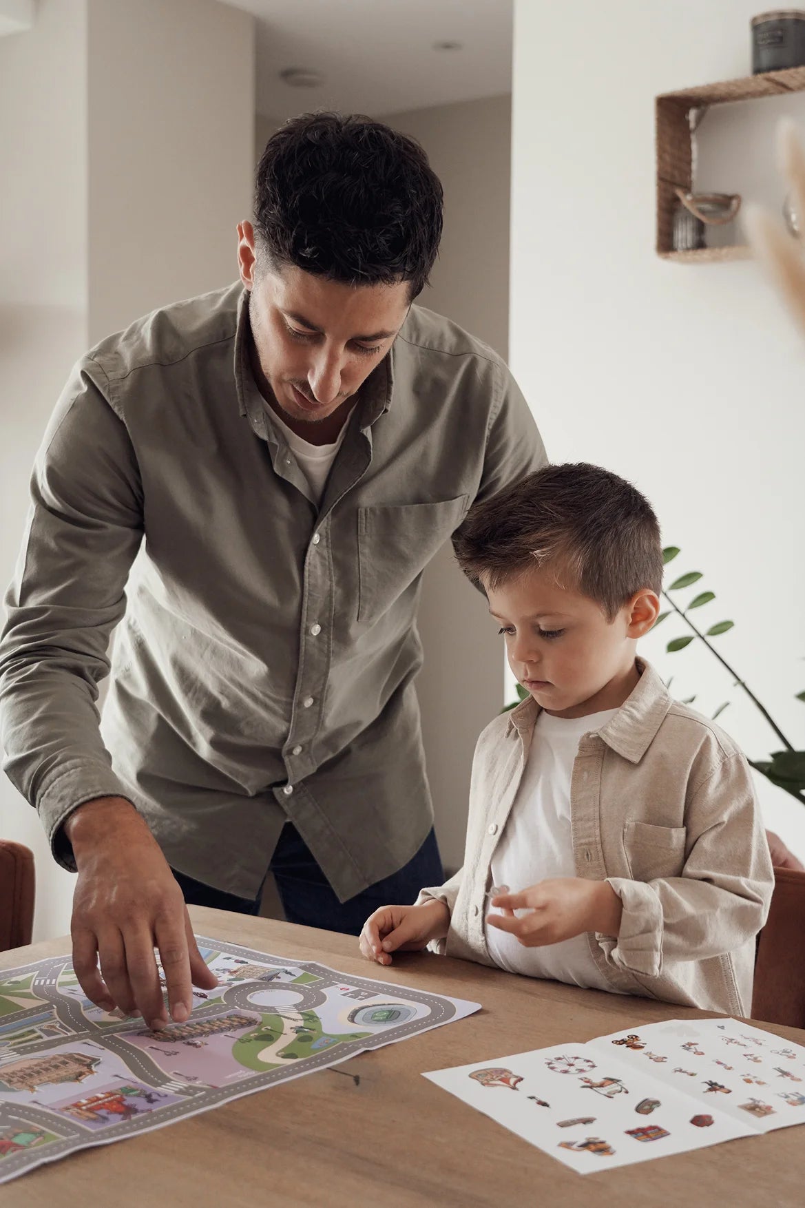 Un papa joue avec son fils et colle des stickers sur le Citypocket Paris 