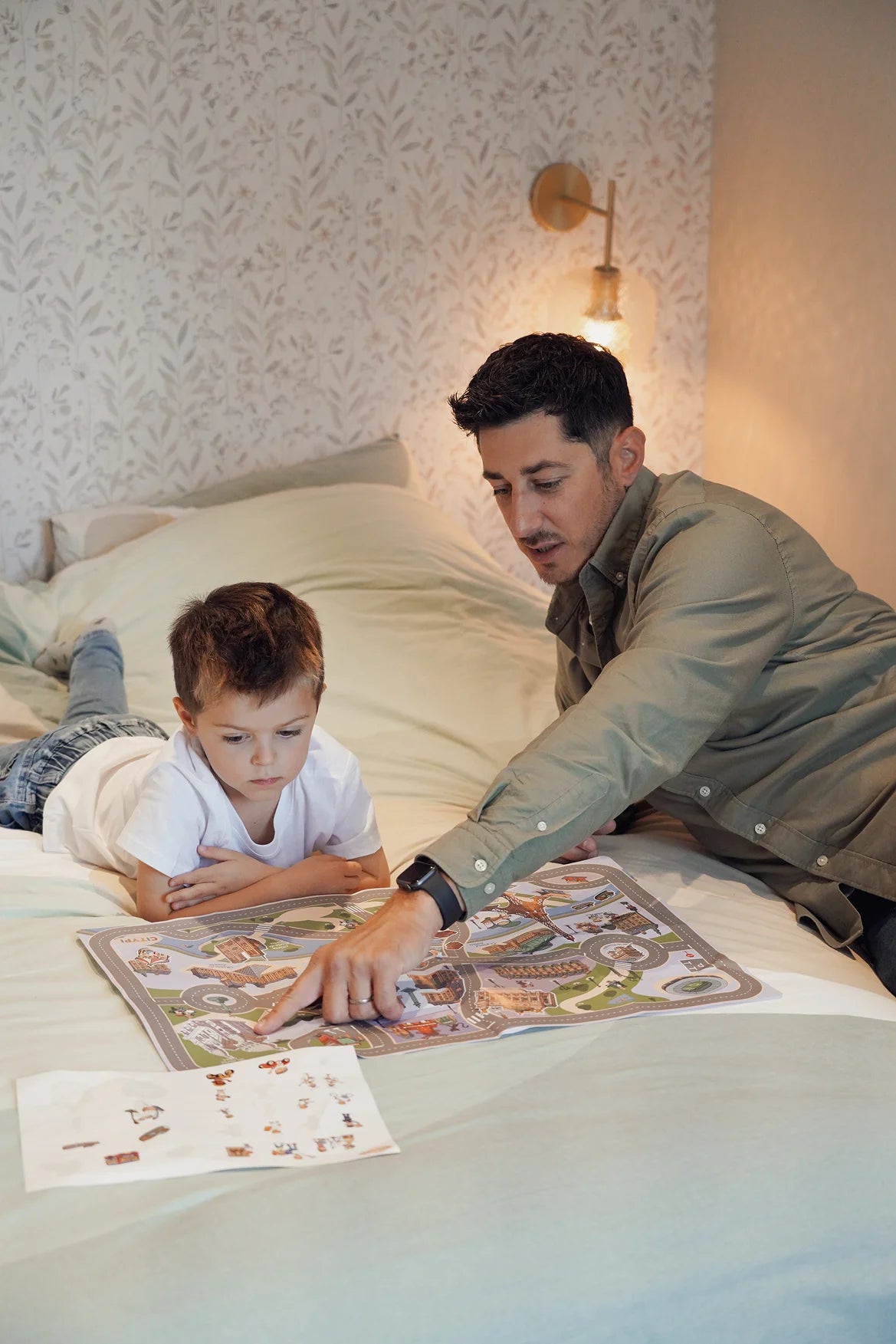 Un papa joue avec le Citypocket nomade et colle des stickers avec son fils