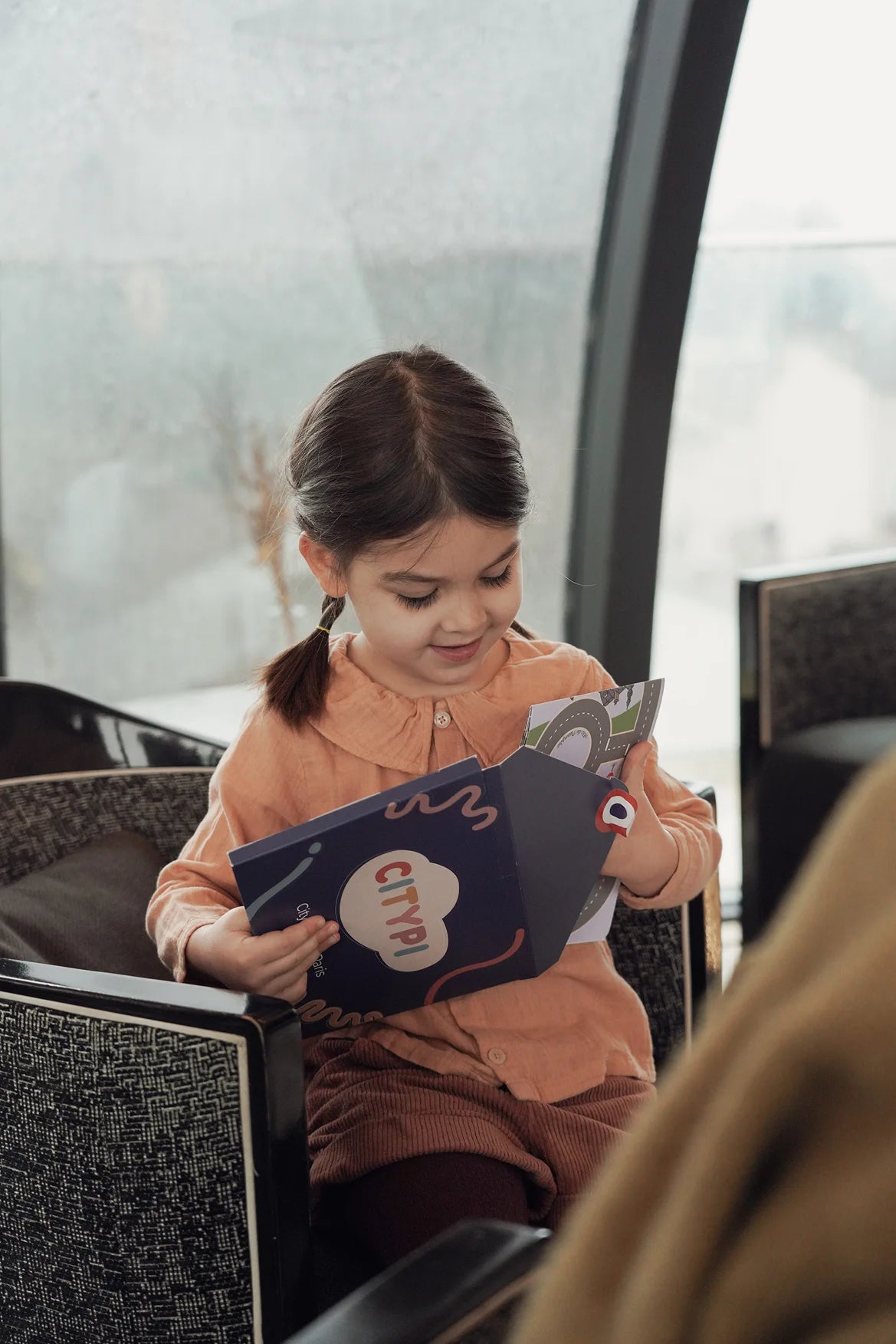 Une petite fille ouvre son Citypocket Paris et le sort de son packaging