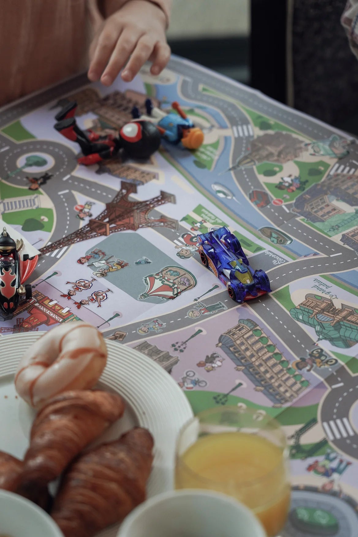 Zoom sur des enfants qui prennent un petit déjeuner à l'hôtel en jouant avec le Citypocket 