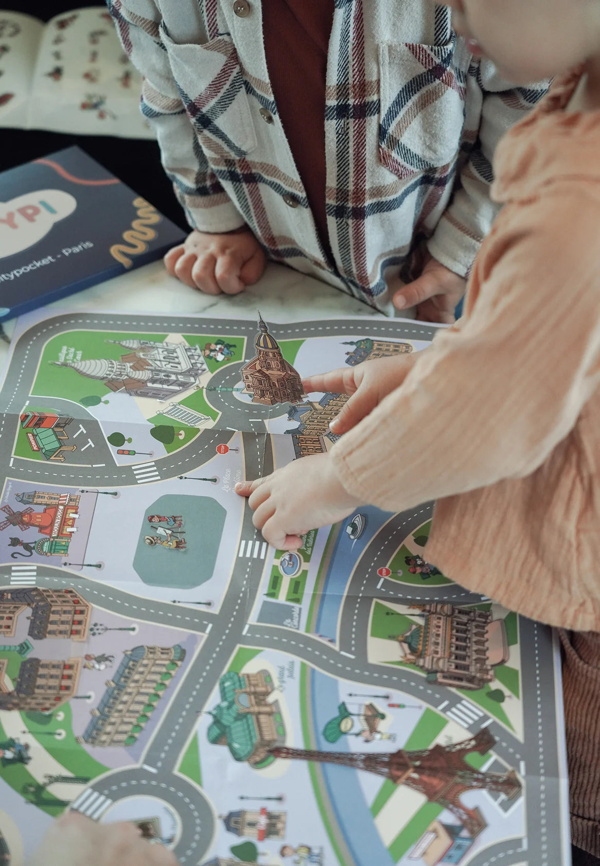 Un enfant montre du doigt un monument sur le tapis nomade Citypocket