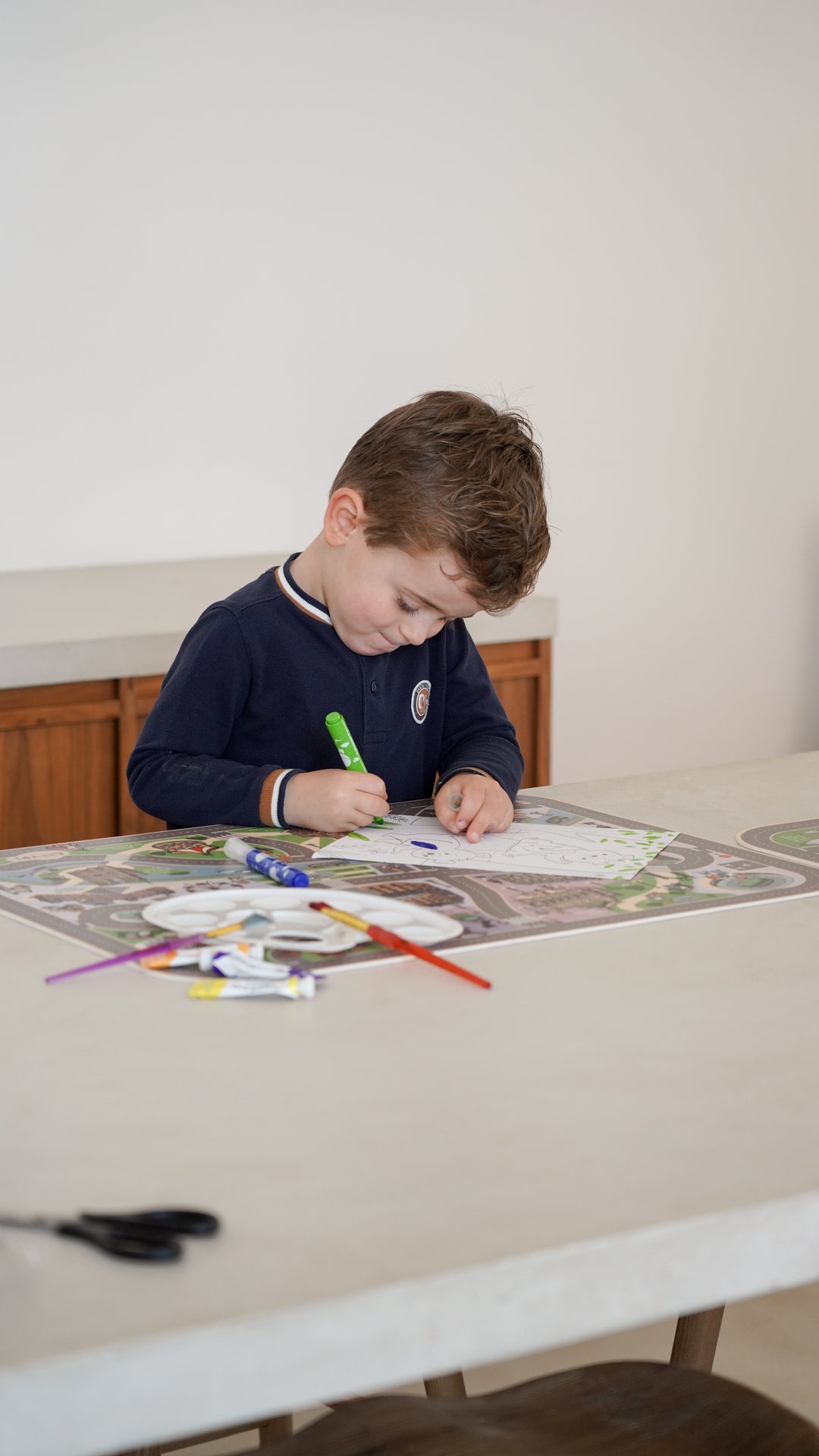 Enfant jouant avec un tapis de jeu