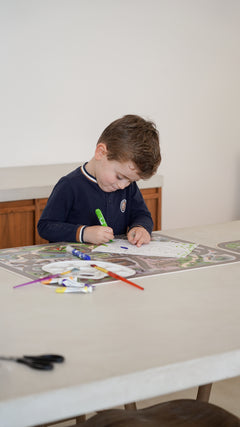 Enfant jouant avec un tapis de jeu