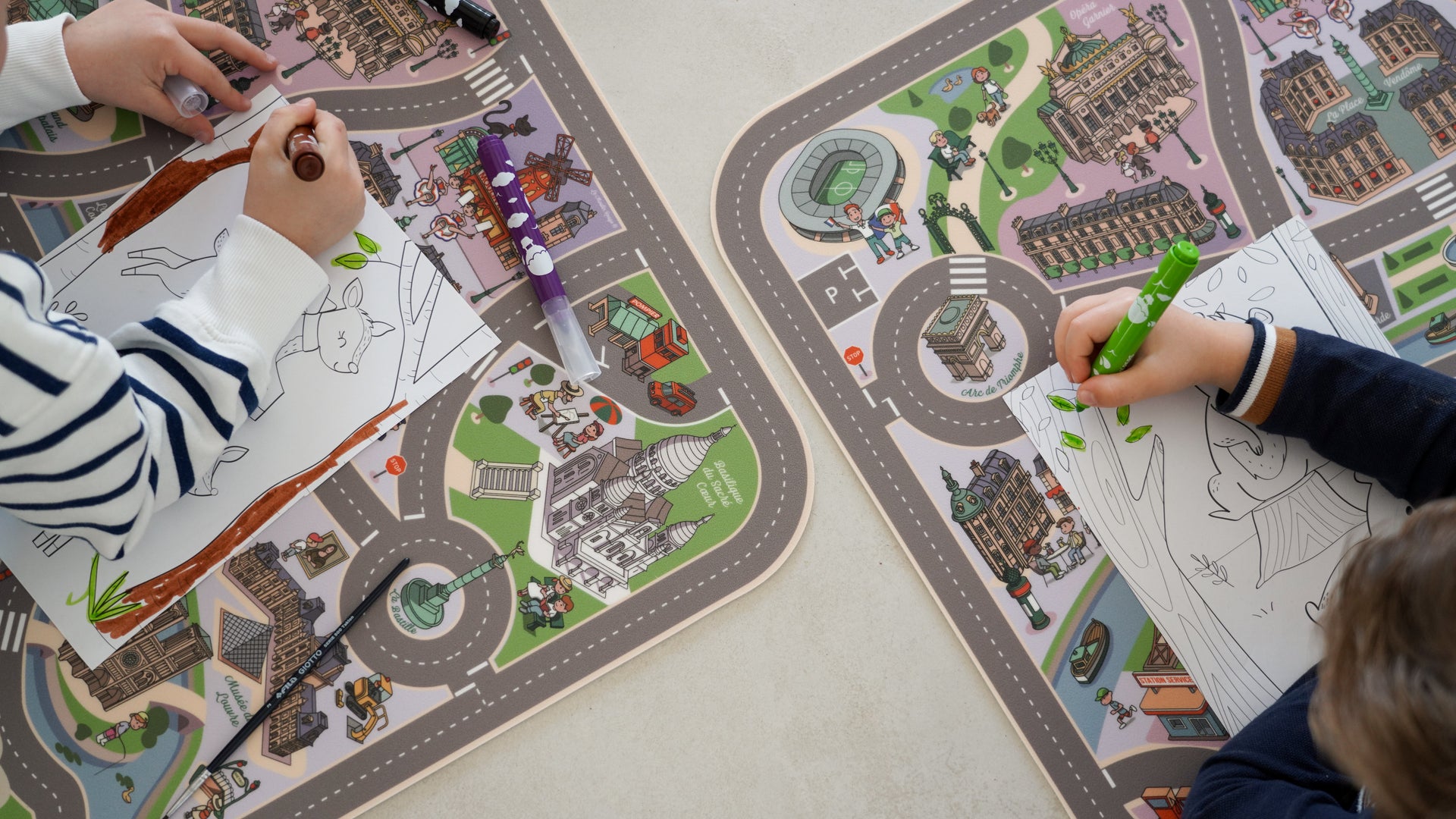 Deux enfants jouant avec des tapis de jeux